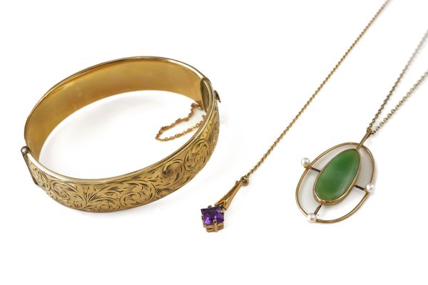 TWO GEM SET PENDANT NECKLACES, A GOLD NECKCHAIN AND A GILT METAL OVAL HINGED BANGLE (4)