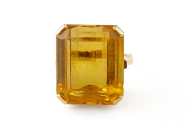 A GOLD AND CITRINE SINGLE STONE RING