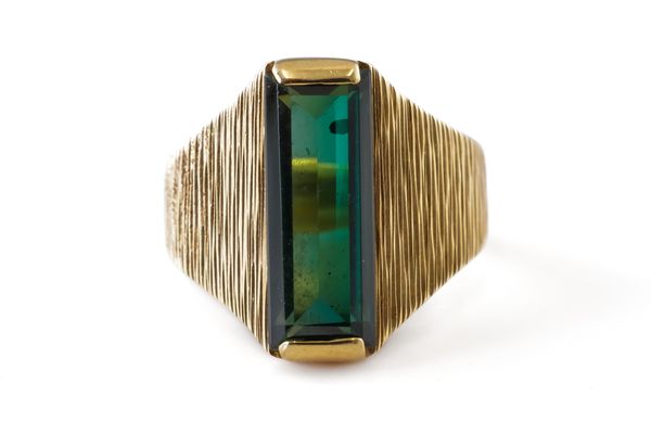 A GOLD AND GREEN TOURMALINE SINGLE STONE RING