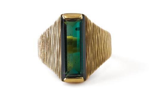A GOLD AND GREEN TOURMALINE SINGLE STONE RING