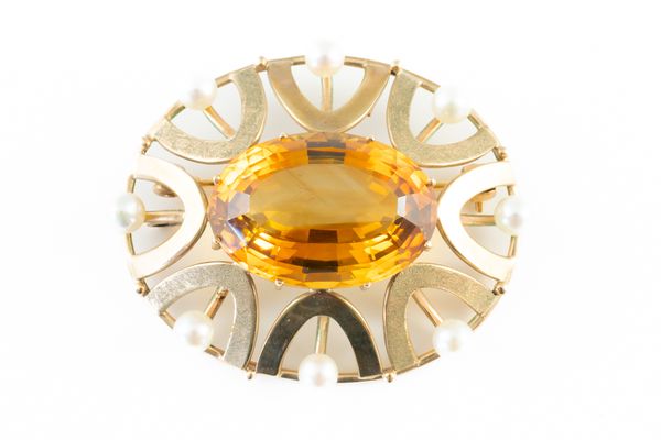 A GOLD, CITRINE AND CULTURED PEARL BROOCH