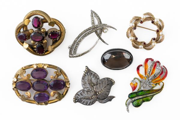 A GOLD, GARNET AND CULTURED PEARL BROOCH AND SIX FURTHER BROOCHES (7)