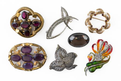 A GOLD, GARNET AND CULTURED PEARL BROOCH AND SIX FURTHER BROOCHES (7)