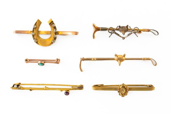 A GOLD AND DIAMOND BAR BROOCH AND FIVE FURTHER BROOCHES AND PINS (6)