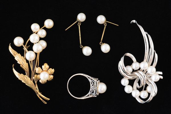 TWO CULTURED PEARL BROOCHES, A RING AND A PAIR OF CULTURED PEARL EARRINGS (5)