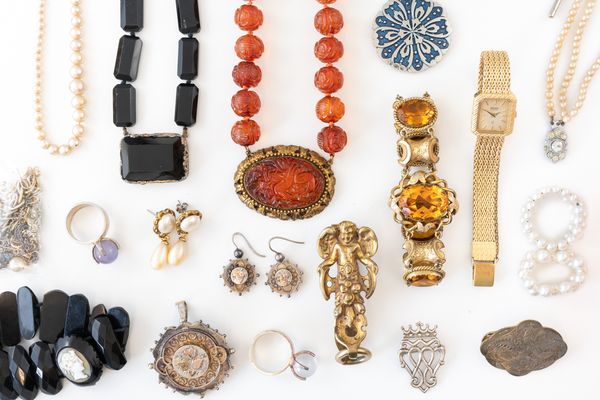 A GROUP OF MOSTLY JEWELLERY (QTY)