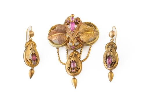 A VICTORIAN GOLD AND FOIL BACKED PINK TOPAZ BROOCH AND PAIR OF PENDANT EARRINGS (3)