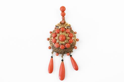 A GOLD AND CORAL PENDANT BROOCH