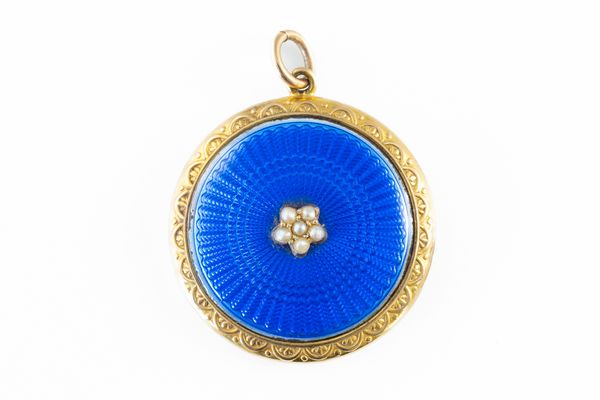 A GOLD, BLUE ENAMELLED AND SEED PEARL SET CIRCULAR PENDANT LOCKET