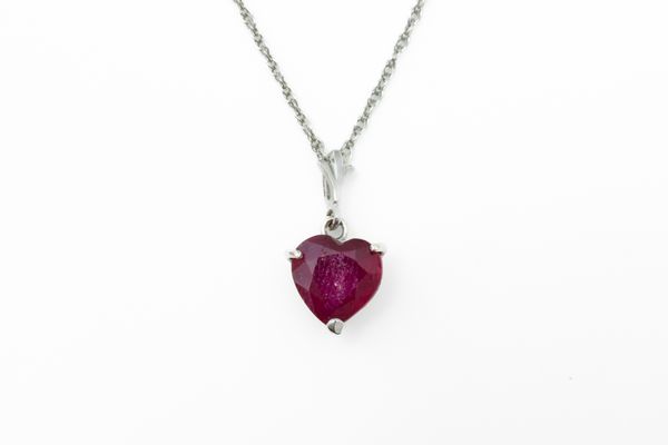 A 9CT WHITE GOLD AND RUBY HEART SHAPED PENDANT WITH A 9CT WHITE GOLD NECKCHAIN (2)