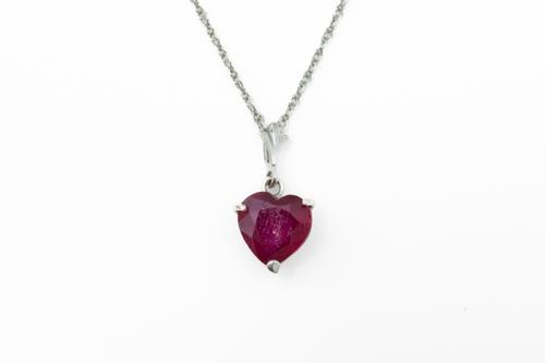 A 9CT WHITE GOLD AND RUBY HEART SHAPED PENDANT WITH A 9CT WHITE GOLD NECKCHAIN (2)