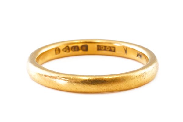 A 22CT GOLD PLAIN WEDDING RING