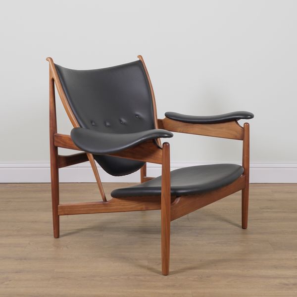 IN THE MANNER OF FINN JUHL; A WALNUT FRAMED LEATHER UPHOLSTERED CHIEFTAIN CHAIR