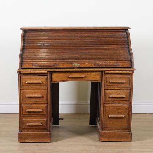 AN EARLY 20TH CENTURY OAK ROLL TOP DESK