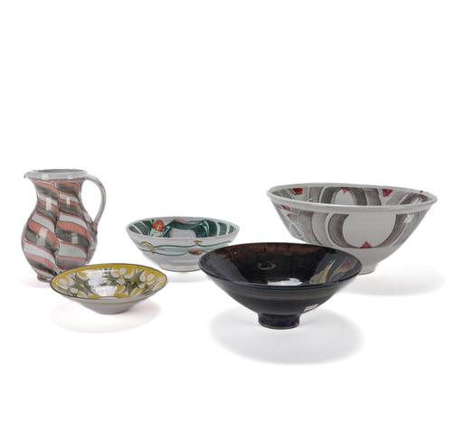 A GROUP OF FIVE ITEMS OF ALDERMASTON POTTERY (5)