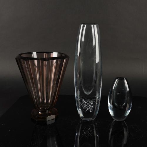 ASTA STROMBERG (SWEDISH, 1916-2011) FOR STROMBERGSHYTTAN A TALL GLASS VASE (3)