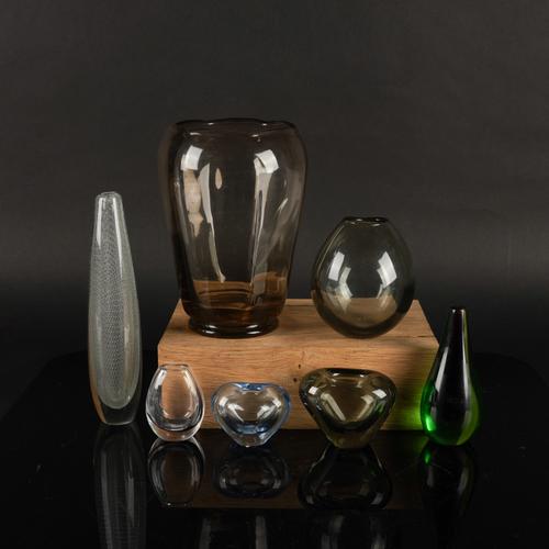 SEVEN 20TH CENTURY GLASS VASES (7)