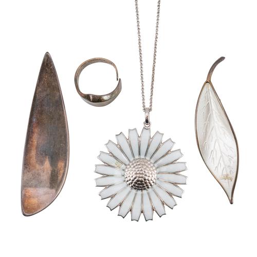 A GROUP OF SCANDINAVIAN SILVER JEWELLERY (5)