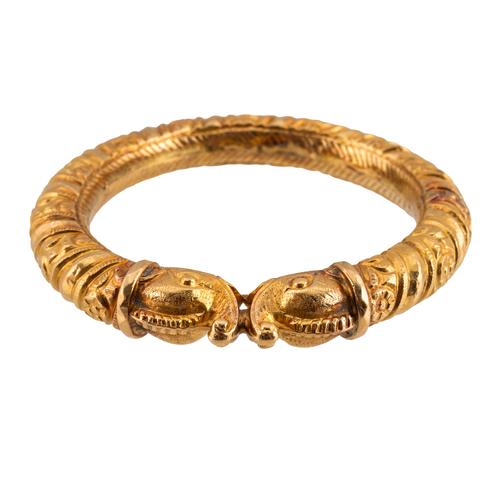 AN INDIAN GOLD FIXED BANGLE
