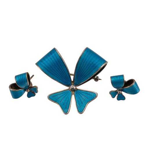 A SILVER AND PALE BLUE ENAMEL BROOCH AND A MATCHING PAIR OF EARSTUDS (3)