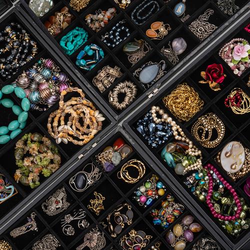 A COLLECTION OF MOSTLY COSTUME JEWELLERY (QTY)