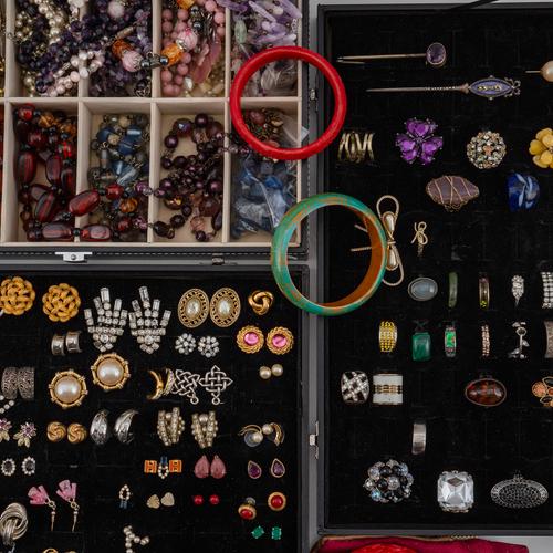 A COLLECTION OF MOSTLY COSTUME JEWELLERY (QTY)