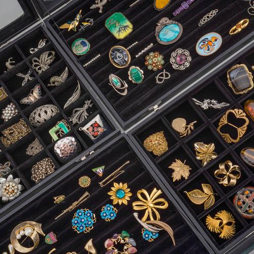 A COLLECTION OF MOSTLY COSTUME JEWELLERY  (QTY)