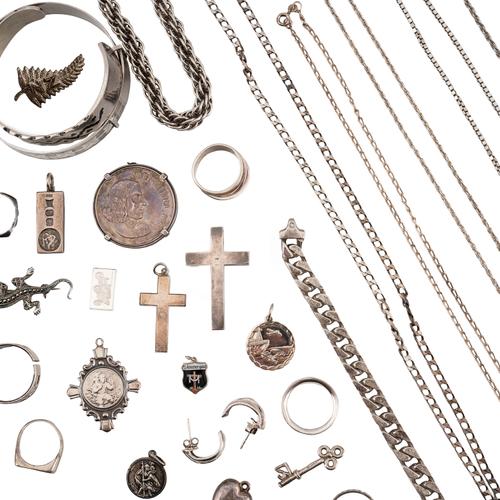 A GROUP OF MOSTLY SILVER JEWELLERY (36)