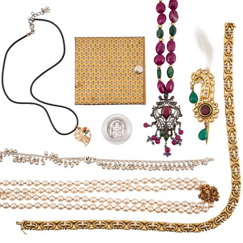 A COLLECTION OF MOSTLY JEWELLERY ITEMS (8)