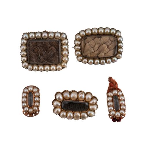 A GROUP OF EARLY 19TH CENTURY MOURNING JEWELLERY (5)