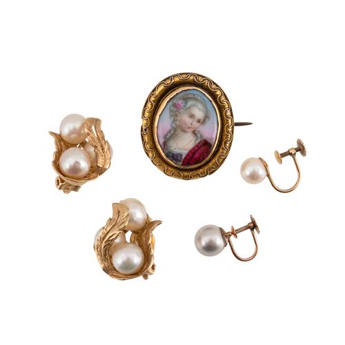 A COLLECTION OF JEWELLERY ITEMS (5)