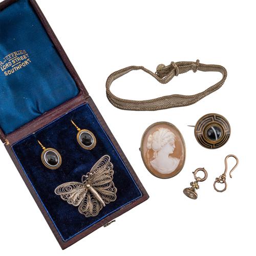 EIGHT ITEMS OF JEWELLERY (9)