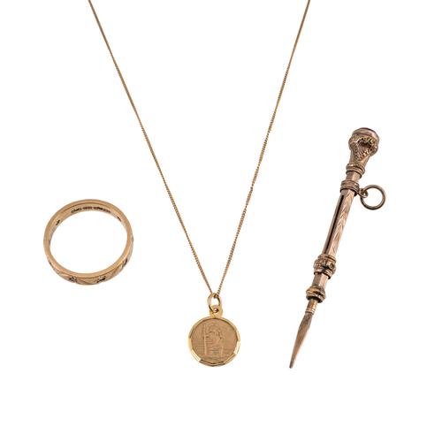 THREE ITEMS OF JEWELLERY AND A TOOTHPICK (4)