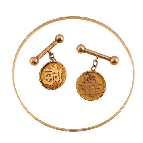 A GOLD BANGLE AND A PAIR OF ASIAN GOLD CUFFLINKS (3)