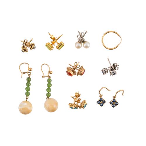 A GROUP OF EARRINGS (17)