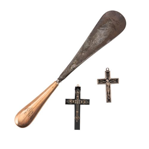 A 9CT GOLD HANDLED SHOEHORN AND TWO PENDANT CROSSES (3)