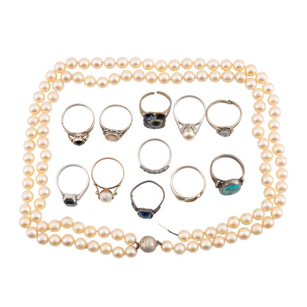 A COLLECTION OF RINGS AND A TWO ROW PEARL NECKLACE (12)