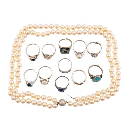 A COLLECTION OF RINGS AND A TWO ROW PEARL NECKLACE (12)