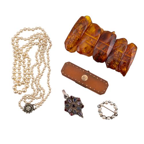 A GROUP OF ITEMS (5)