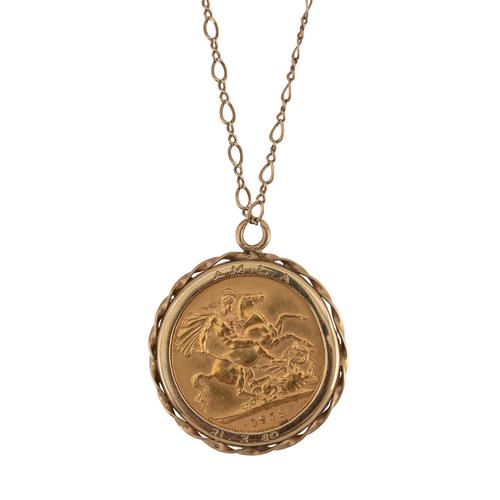 AN ELIZABETH II SOVEREIGN PENDANT NECKLACE WITH A NECKCHAIN (2)