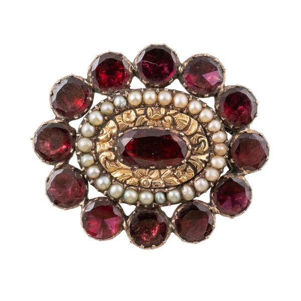 A GEORGIAN GARNET AND PEARL BROOCH (2)