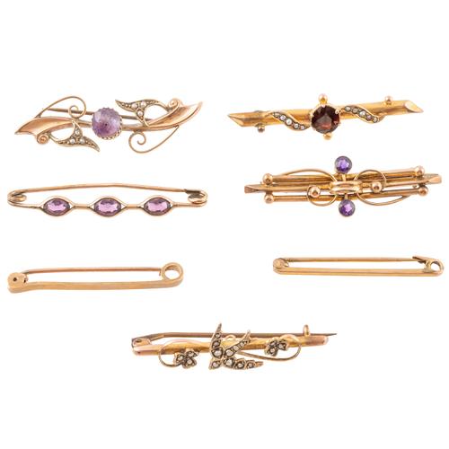 A 9CT GOLD, AMETHYST AND SEED PEARL BAR BROOCH AND SIX FURTHER BAR BROOCHES (7)