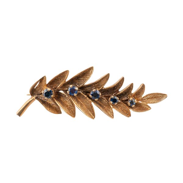 A 9CT GOLD AND SAPPHIRE BROOCH