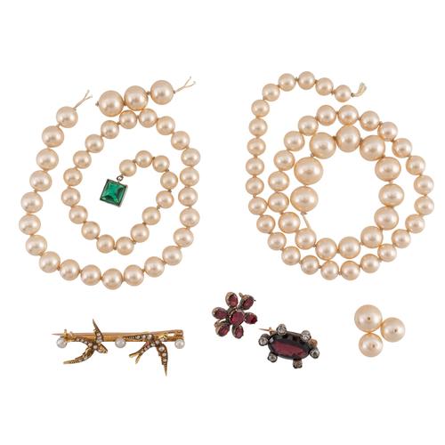 A COLLECTION OF JEWELLERY ITEMS