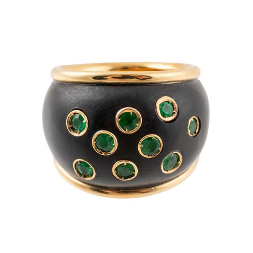 A GOLD, EBONY WOOD AND EMERALD RING