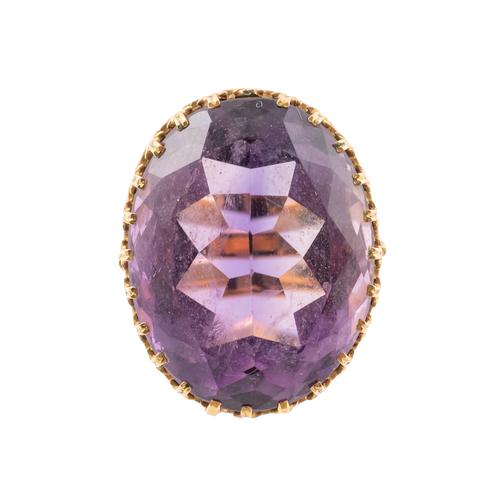 AN AMETHYST 18CT GOLD COCKTAIL RING