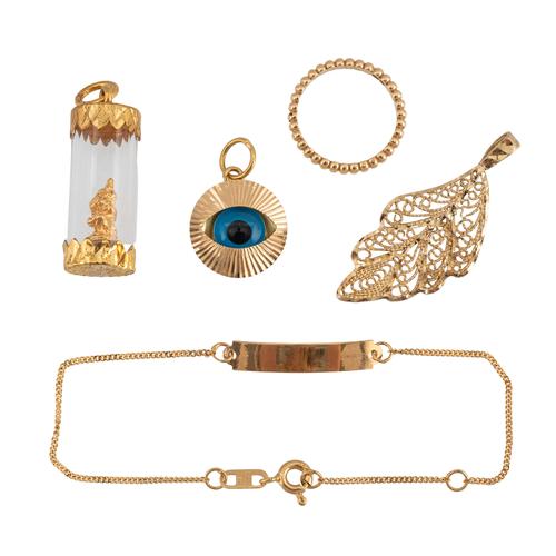 A COLLECTION OF GOLD ITEMS (5)
