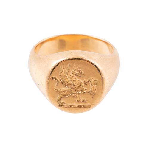 A GOLD SIGNET RING