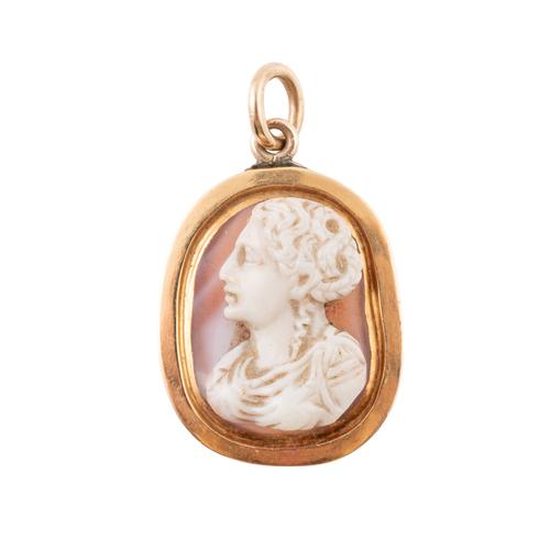 A GOLD AND CARVED AGATE CAMEO PENDANT