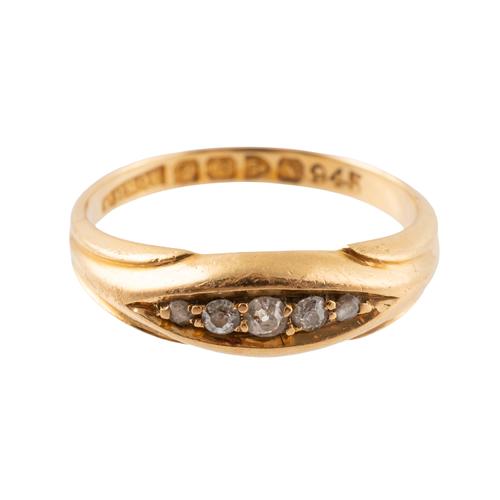 AN 18CT GOLD AND DIAMOND FIVE STONE RING